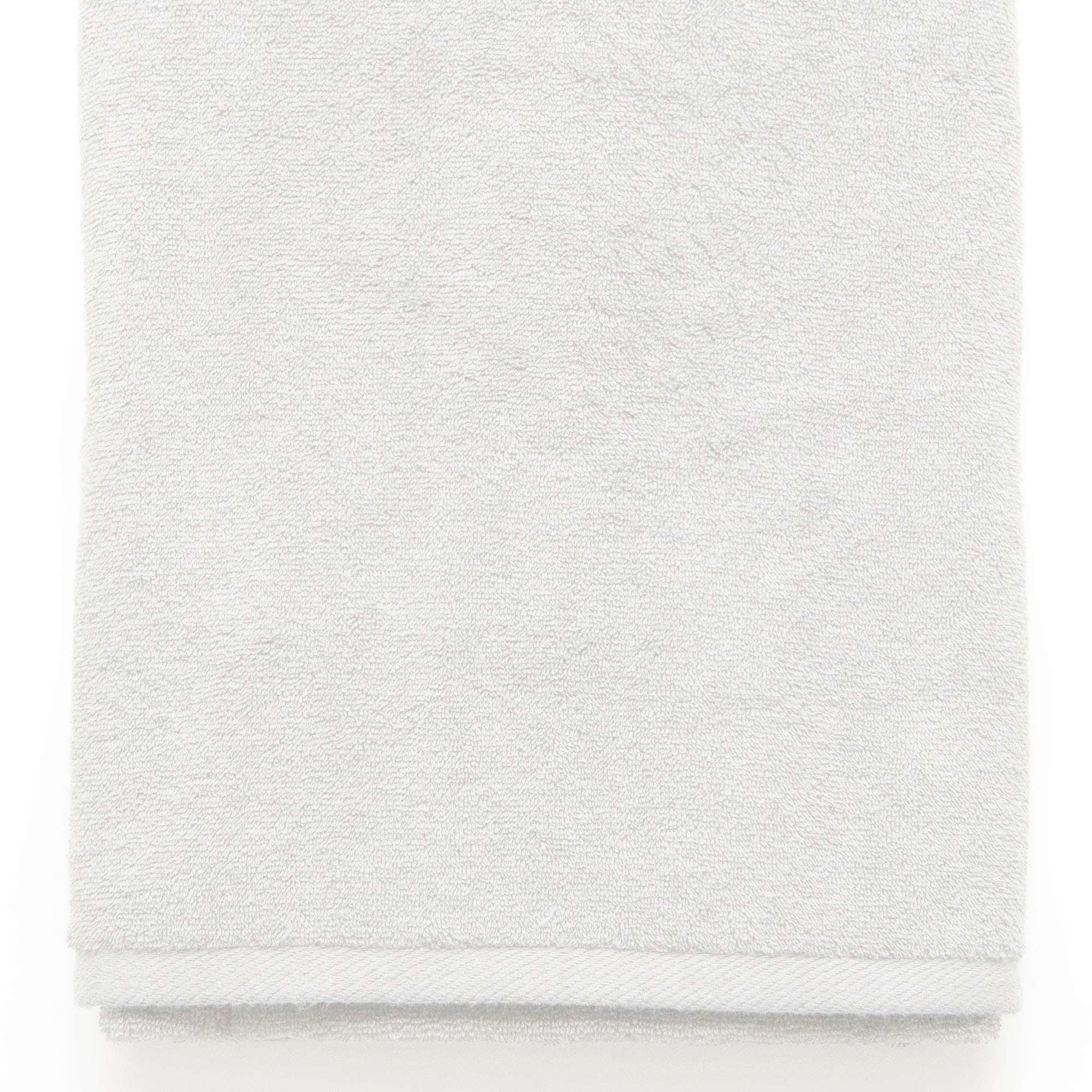 AMERICAN BLANKET COMPANY - 100% COTTON BATH TOWELS - CRISP WHITE 100% COTTON TOWELS CLOSE UP DETAIL OF HEMMED EDGE